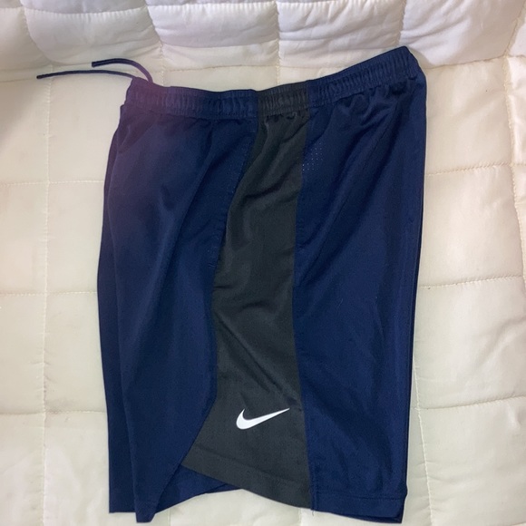 Nike - Large - Gonzaga color shorts - Picture 3 of 6